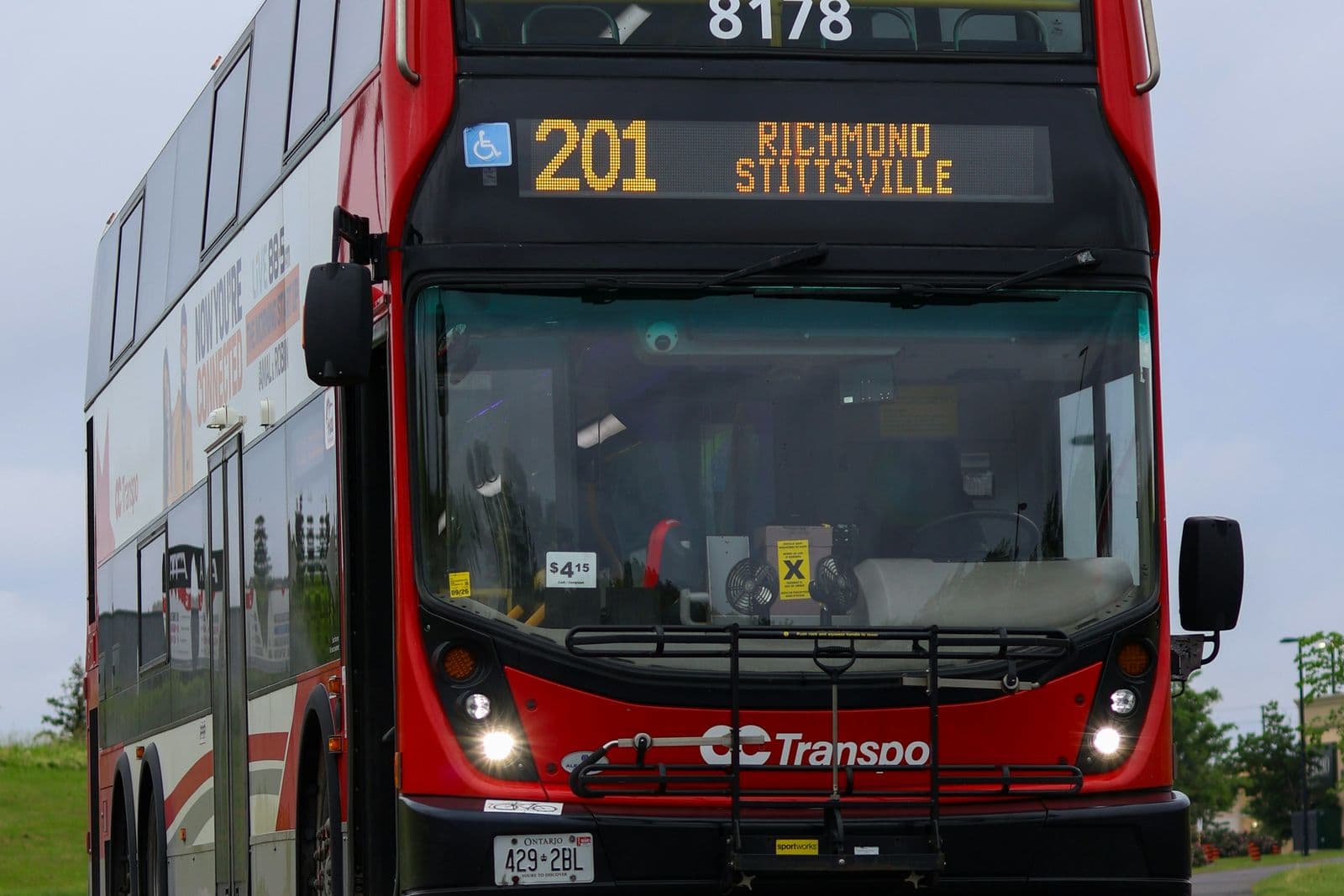 L’avant d’un autobus à deux étages rouge d’OC Transpo dont l’affichage de destination indique 201 Richmond Stittsville