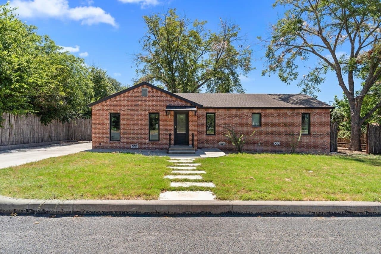 109 S Bowie St, Fredericksburg, TX 78624 — listing photo
